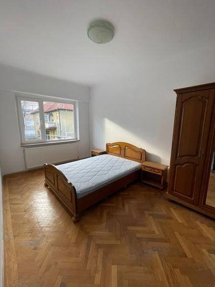 Casă individuală cu 6 camere cu Canalizare în Centrul Istoric