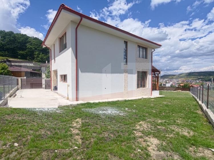 Casă individuală cu 5 camere cu Canalizare în Chinteni