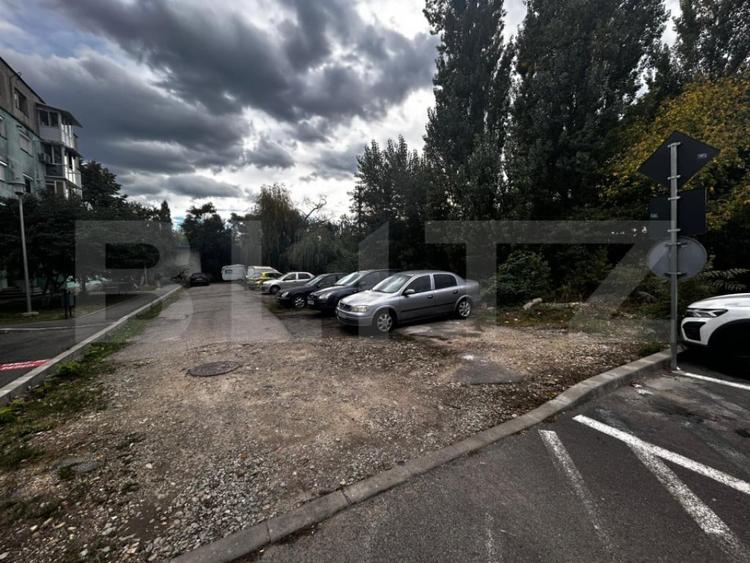 Teren intravilan de vanzare, 702 mp, zona 9 mai - 1
