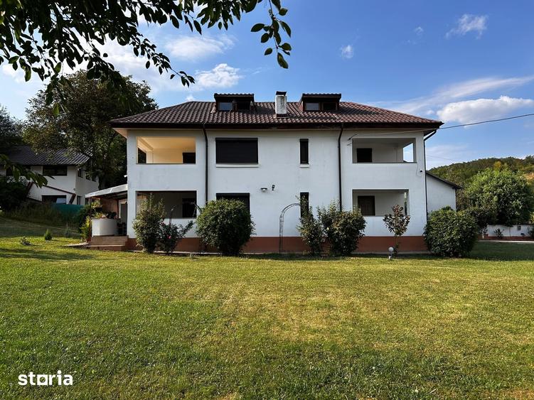 Casă cu 5 camere cu Teren 3800 Mp în Plopu