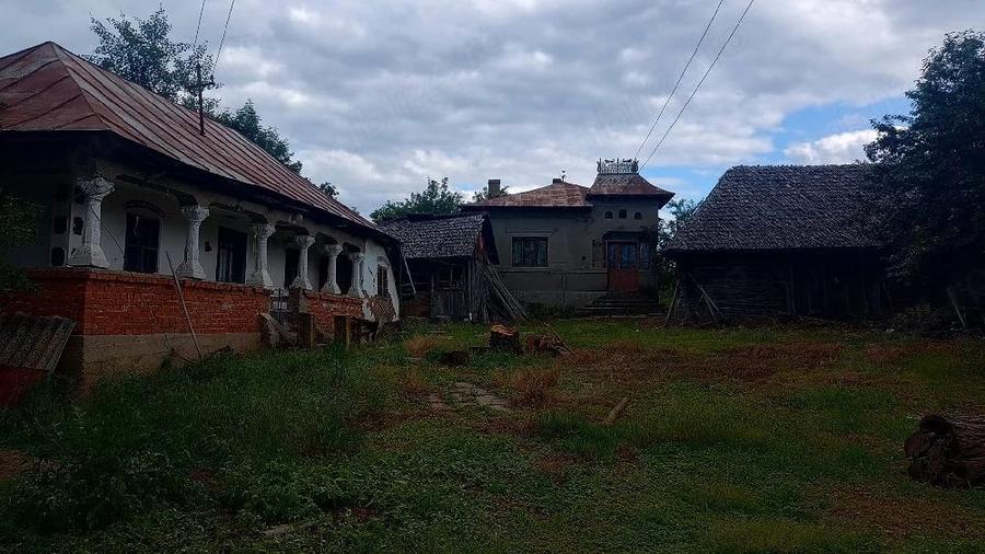 Casă cu 3 camere cu Teren 7800 Mp în Central