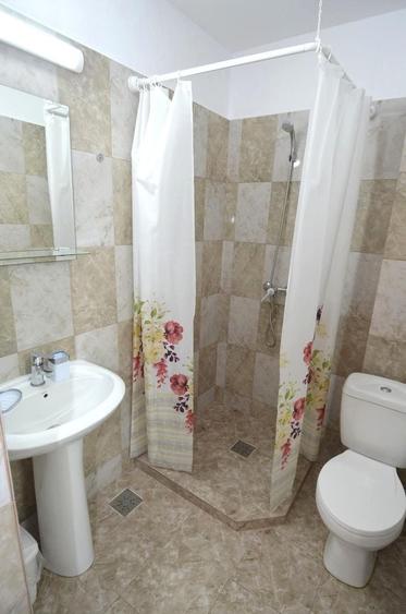 Casă individuală cu 24 camere cu Canalizare în Central