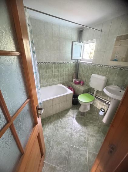 Casă individuală cu 6 camere cu Canalizare în Km 5