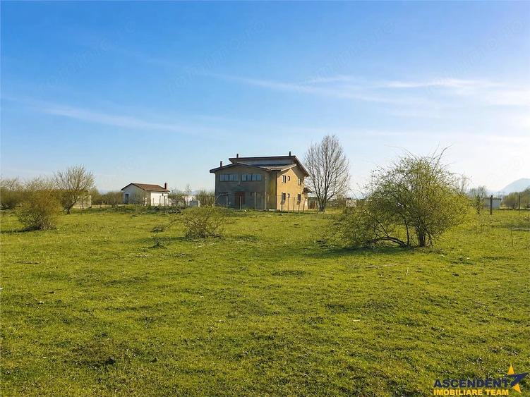 Teren de 3250 mp, în Sânpetru