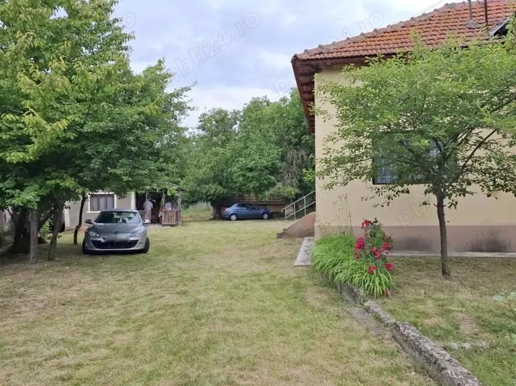 Casă cu 4 camere cu Teren 2000 Mp în Central