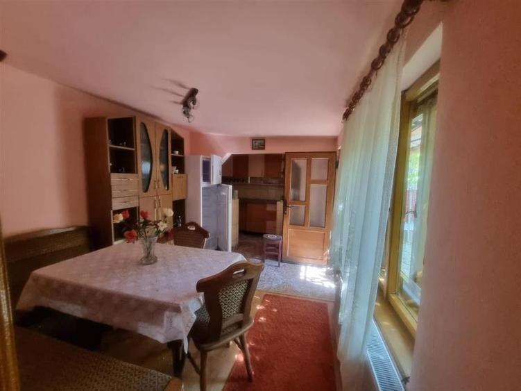 Casă individuală cu 6 camere cu Canalizare în Șercăița