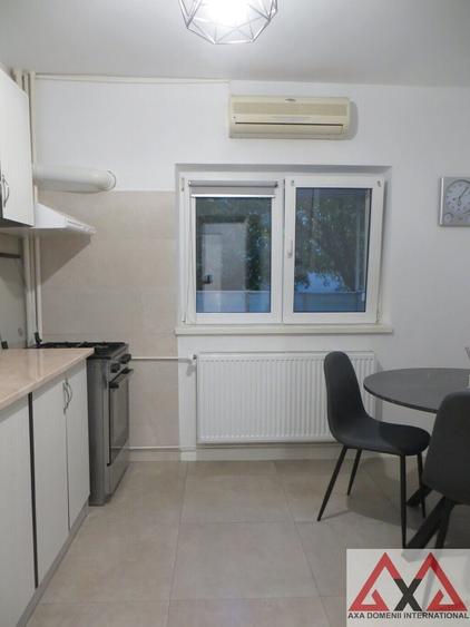 Apartament cu 3 camere decomandat, mobilat în Vitan