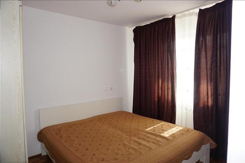 Apartament cu 3 camere semidecomandat, mobilat în Craiovița Nouă
