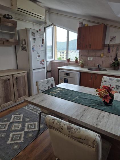 Apartament cu 3 camere semidecomandat, mobilat în Florești