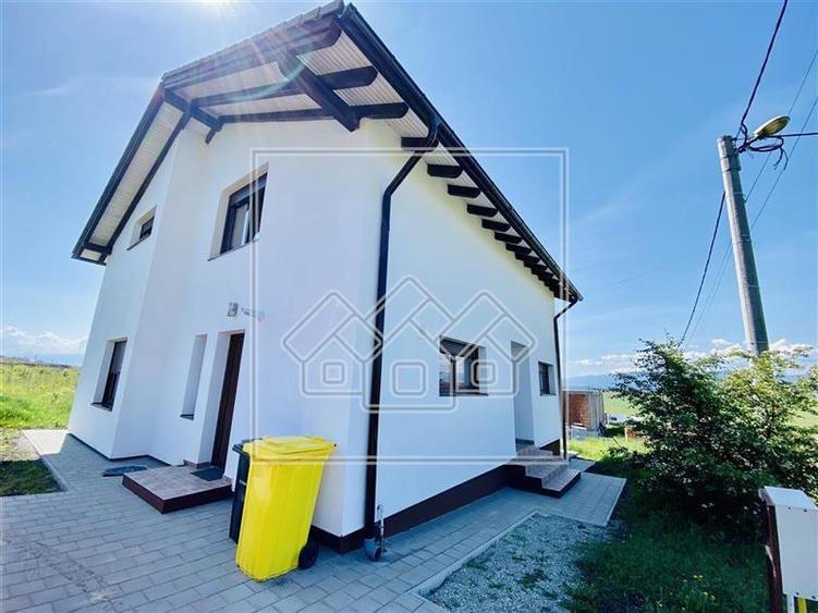 Casă individuală cu 5 camere cu Canalizare în Exterior Est