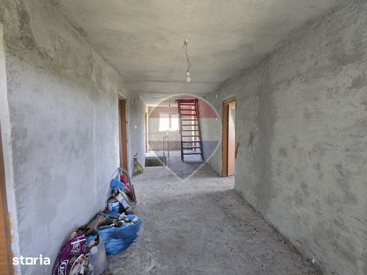 Casă cu 6 camere cu Teren 2600 Mp în Grădinari