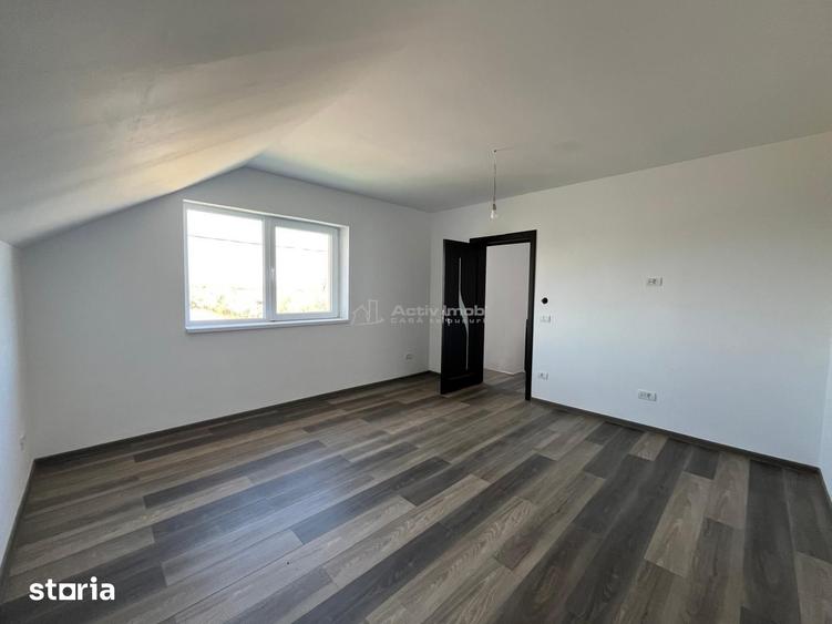 Casă cu 4 camere cu Teren 743 Mp în Știuca