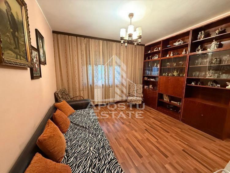 Apartament cu 2 camere semidecomandat, mobilat în Dâmbovița