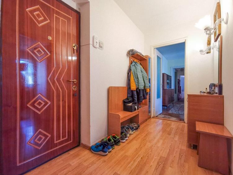 Apartament cu 4 camere semidecomandat în Gojdu