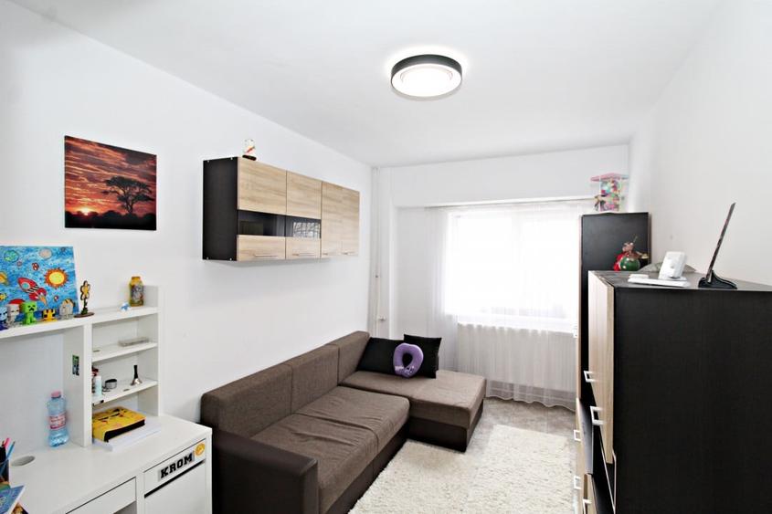 Apartament cu 4 camere decomandat în Anda