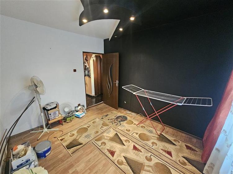 Apartament cu 3 camere decomandat, mobilat în Micro IV