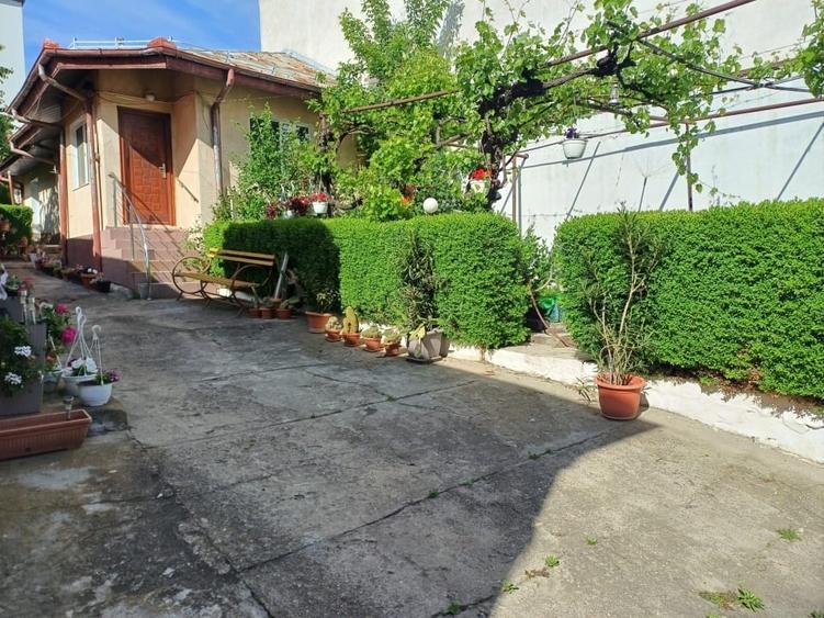Casă individuală cu 4 camere cu Canalizare în Central