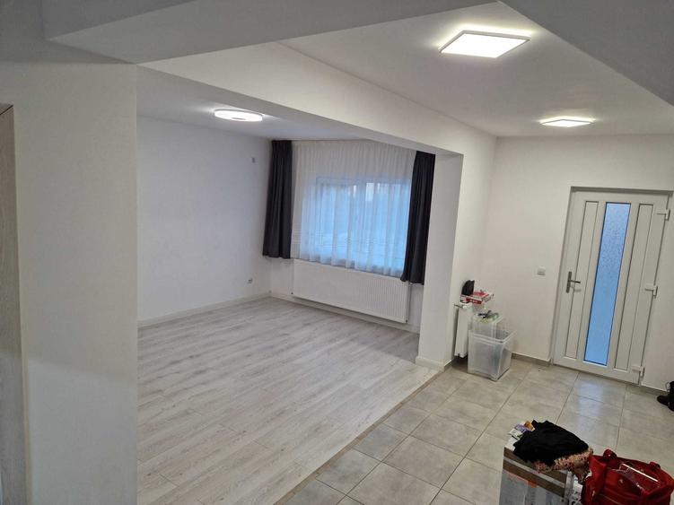 Casă cu 4 camere cu Teren 400 Mp în Valea Adâncă