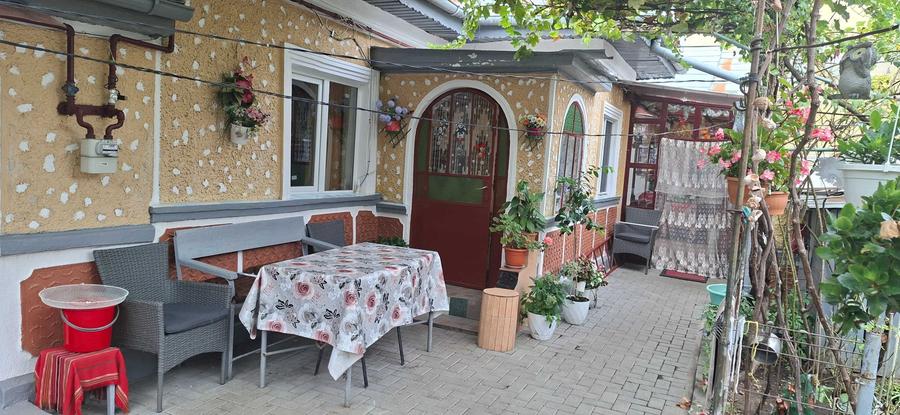 Casă cu 4 camere în 1 Decembrie