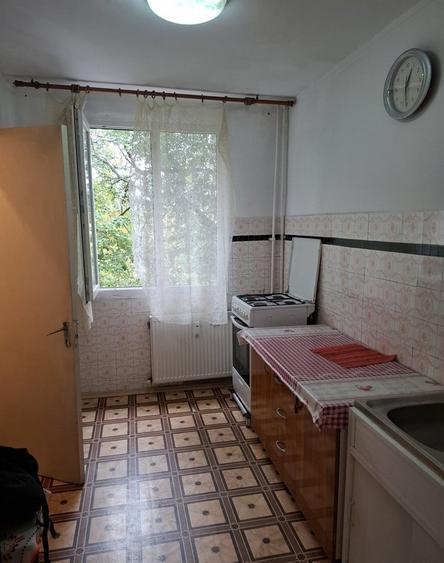 Apartament cu 3 camere semidecomandat în Rahova