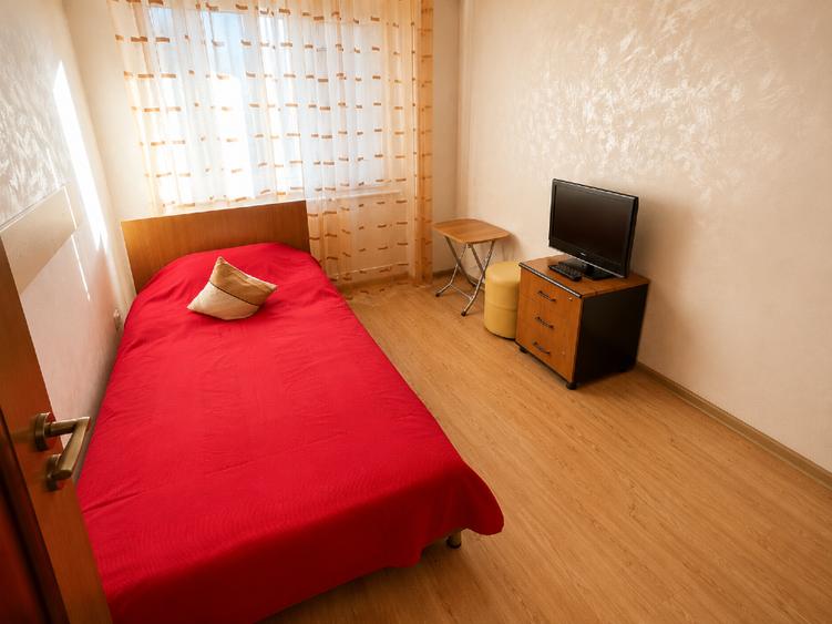Apartament cu 3 camere semidecomandat, mobilat în Central