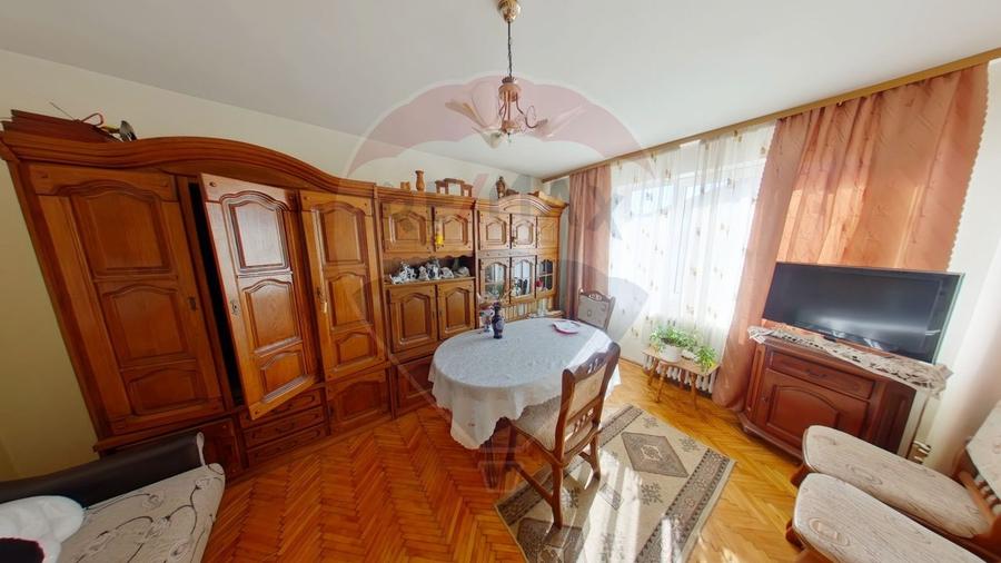Apartament cu 2 camere, mobilat în Est — fotografia 1