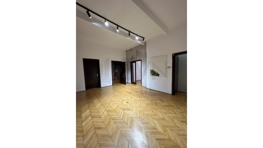 Apartament cu 4 camere decomandat în Primăverii