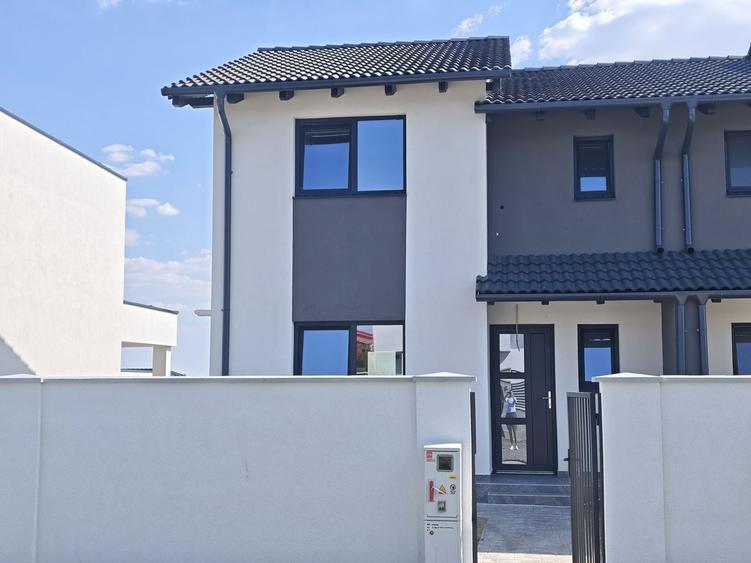 Duplex cu 4 camere cu Canalizare în Exterior Vest