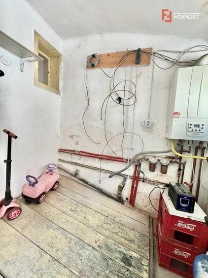 Casă individuală cu 6 camere cu Canalizare în Lipovei
