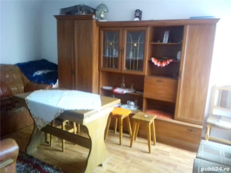 Apartament cu 3 camere semidecomandat în Broșteni