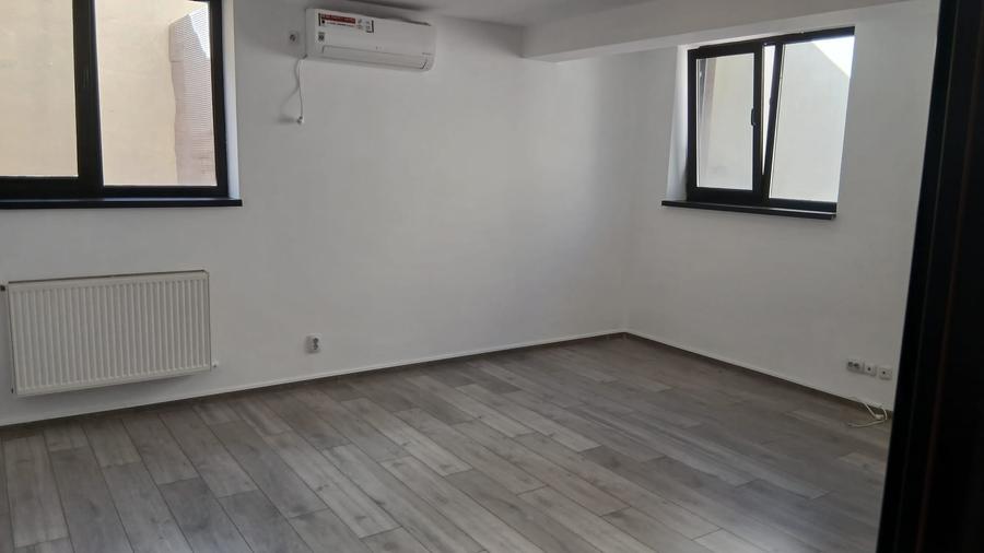 Apartament cu 3 camere semidecomandat în Moșilor