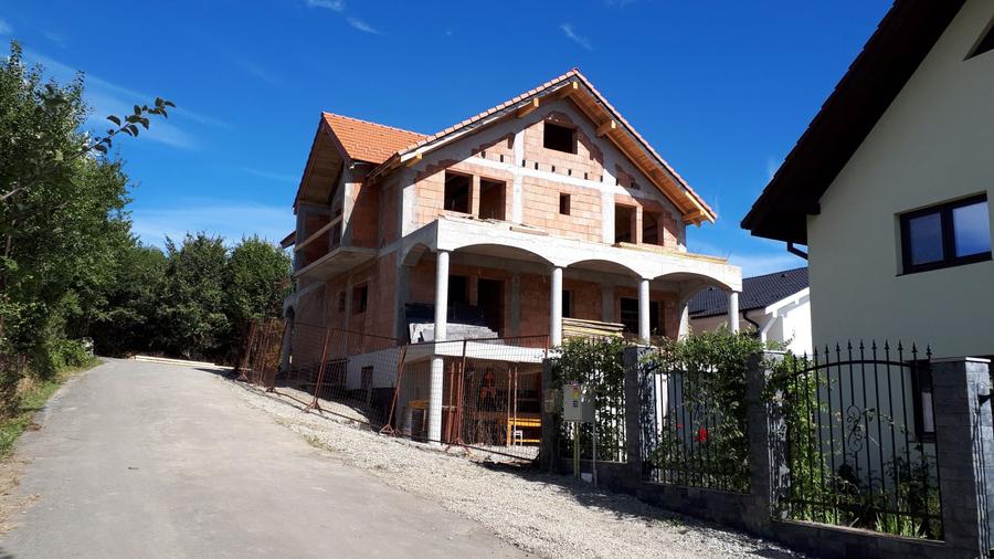 Casă individuală cu 4 camere cu Canalizare în Central