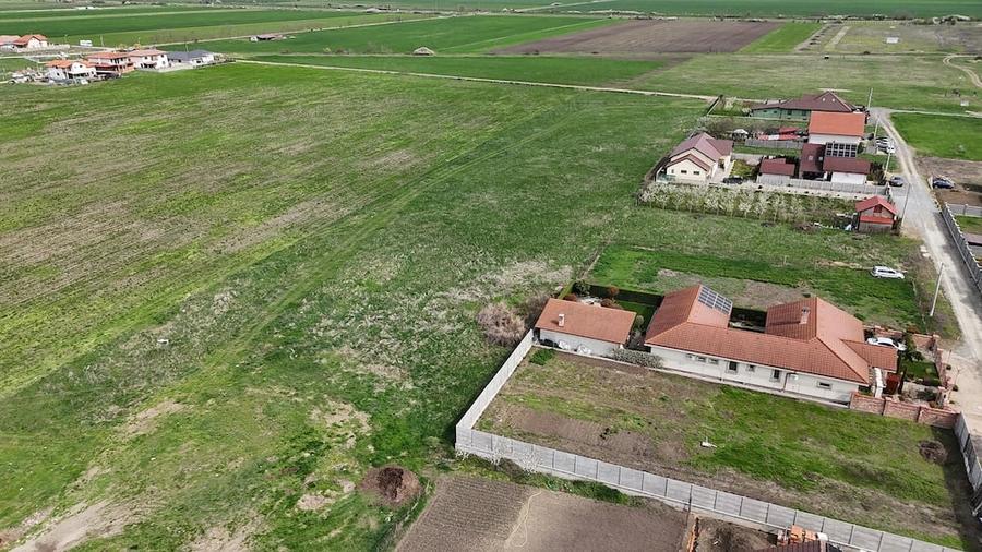 Teren de 12500 mp, în Livada