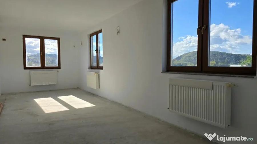 Casă cu 8 camere cu Teren 830 Mp în Brănișca