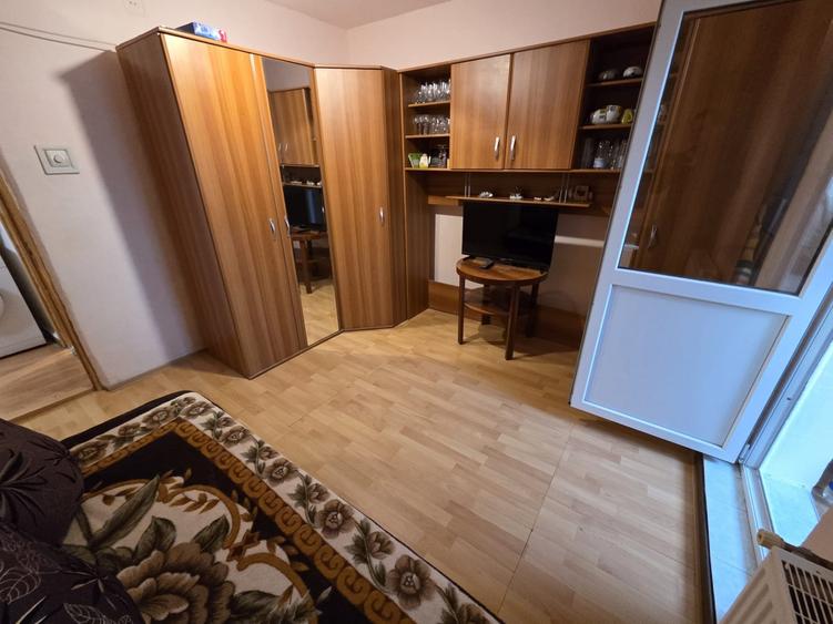 Apartament cu 4 camere decomandat în Lipovei