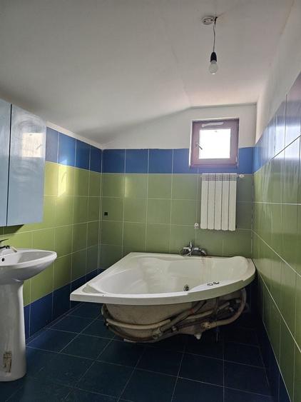 Casă individuală cu 6 camere cu Canalizare în Episcopia Bihorului