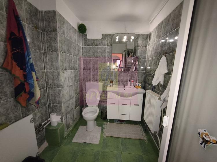 Apartament cu 4 camere semidecomandat, mobilat în P-ța Reșița