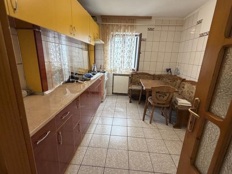 Apartament cu 4 camere decomandat în Burdujeni