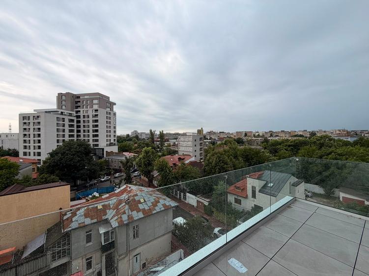 Penthouse cu 4 camere decomandat în Mihai Bravu