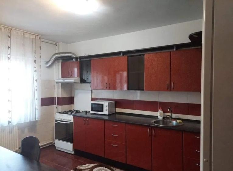 Apartament cu 3 camere decomandat în Complex Studențesc
