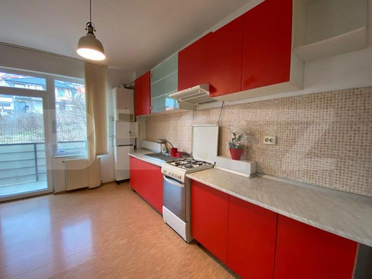 Apartament cu 3 camere semidecomandat în Câmpului