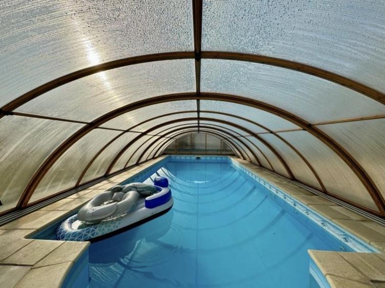 Casă individuală cu 7 camere cu Piscina în Domnești