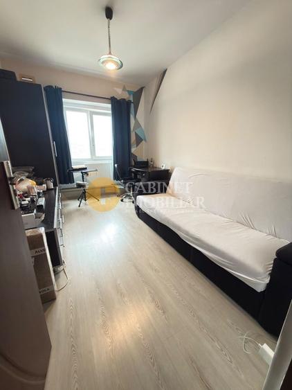 Apartament cu 4 camere decomandat, mobilat în Nicolina
