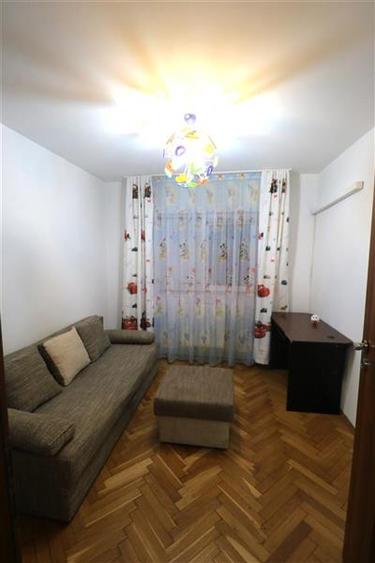 Apartament cu 3 camere semidecomandat, mobilat în Girocului