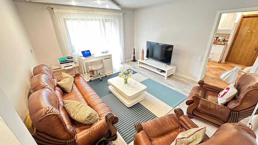 Apartament cu 3 camere decomandat, mobilat în Dâmbovița