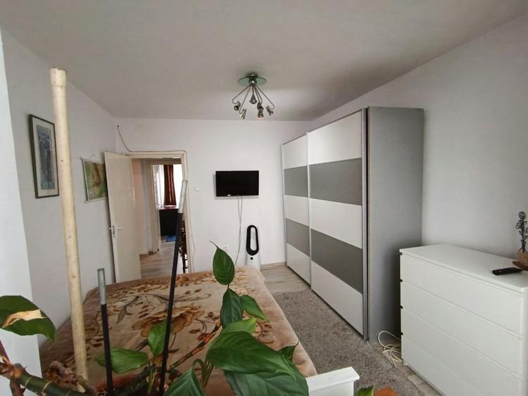 Apartament cu 4 camere semidecomandat, mobilat în Săsar