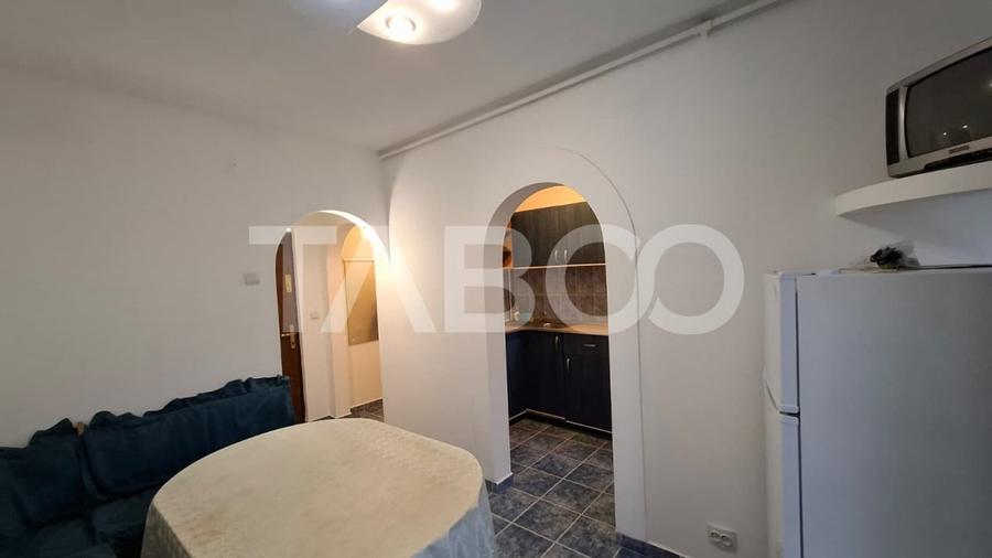 Apartament cu 3 camere semidecomandat, mobilat în Vasile Aaron