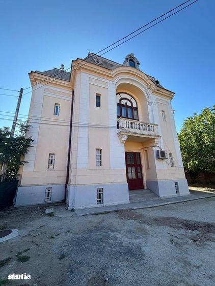 Casă cu 9 camere decomandat cu Teren 1470 Mp în Central