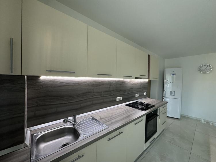 Apartament cu 3 camere semidecomandat, mobilat în UTA