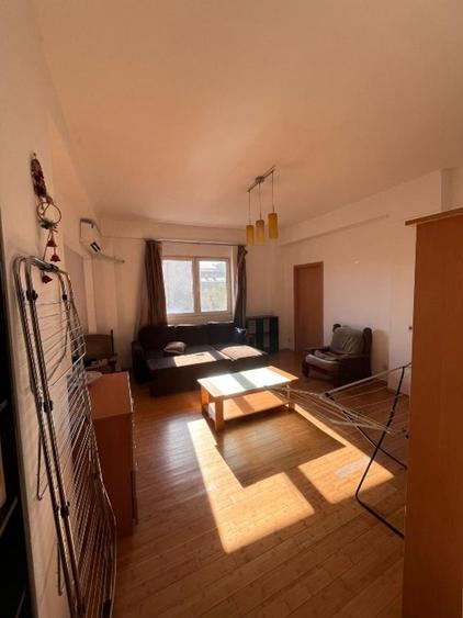 Apartament cu 4 camere semidecomandat în P-ța Romană
